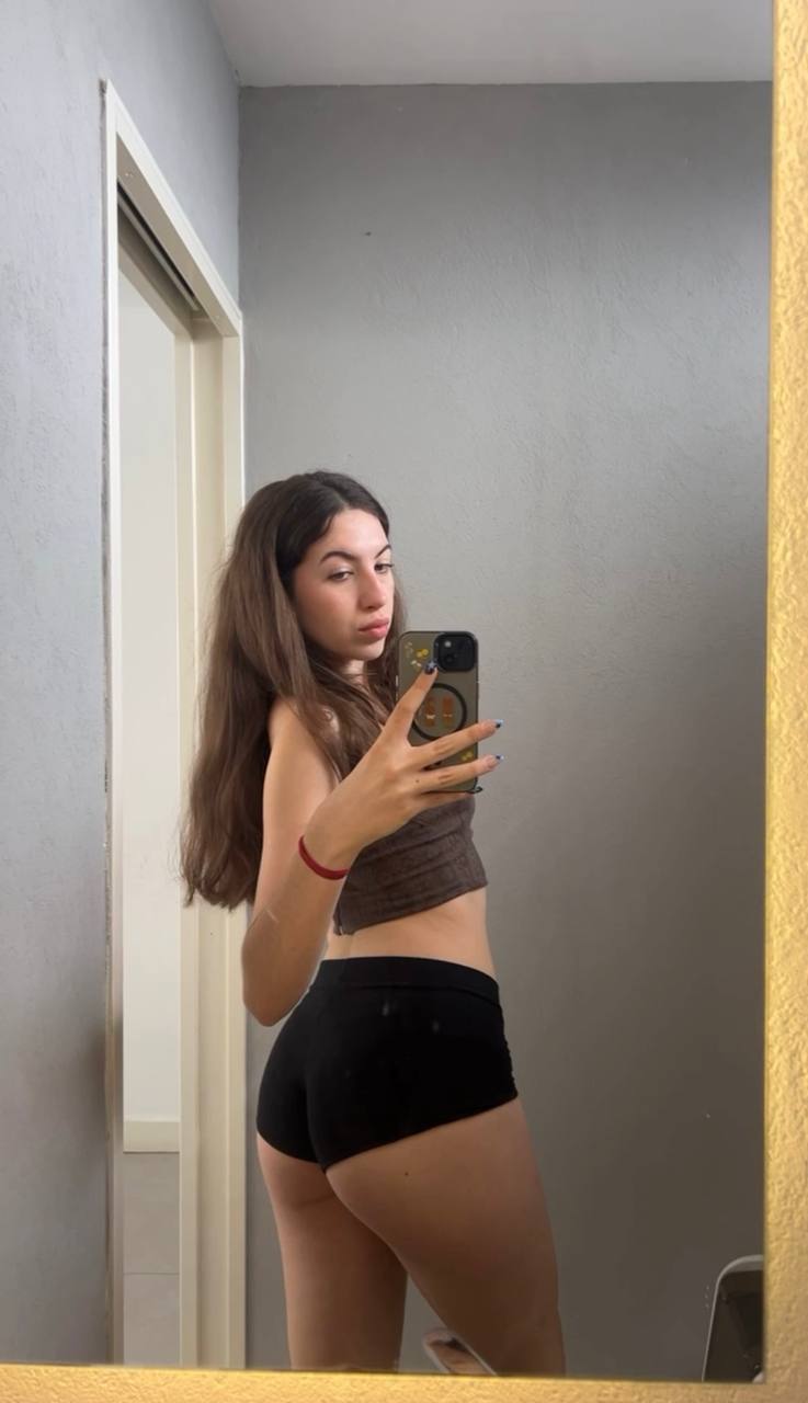 Amber in her underwear in Suzhou