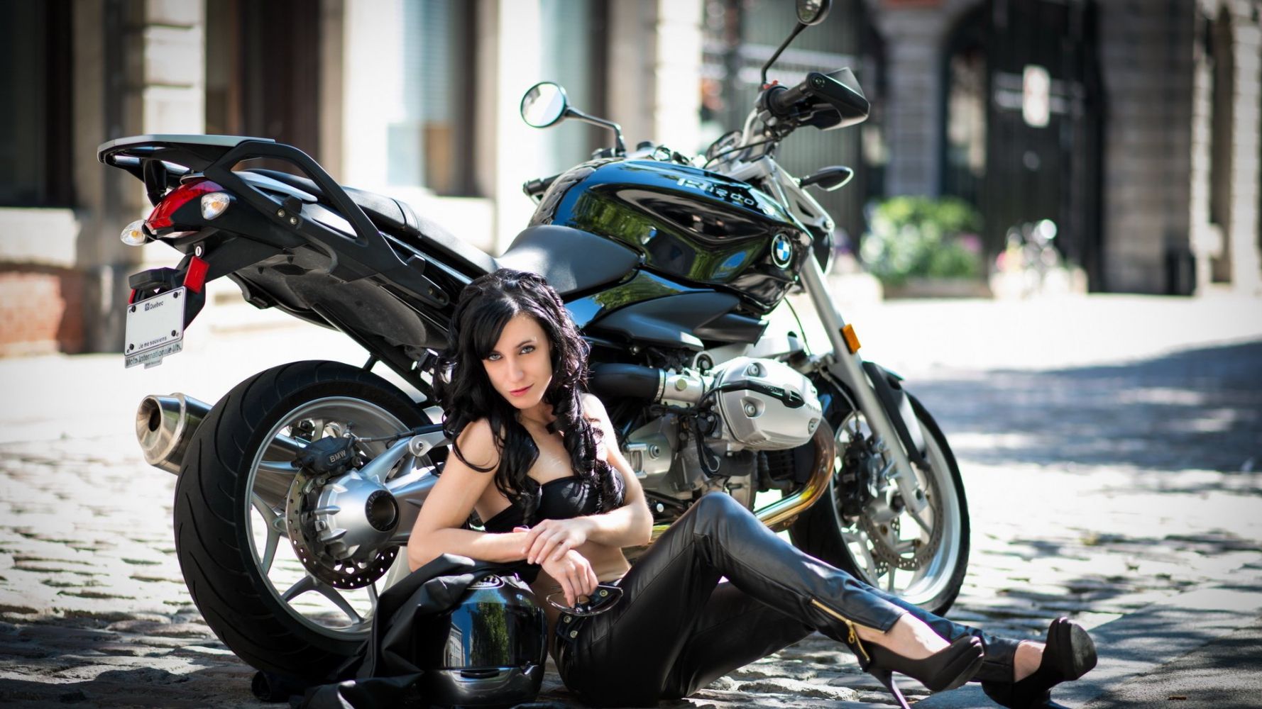 Fresh photos, fresh mood — European women on bikes online in Suzhou