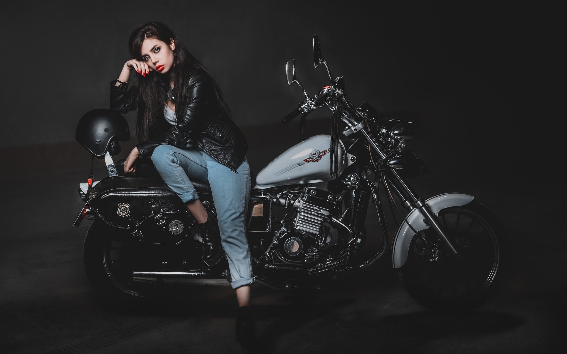 Biker girls: style and drive brings the glow — live moments in Suzhou